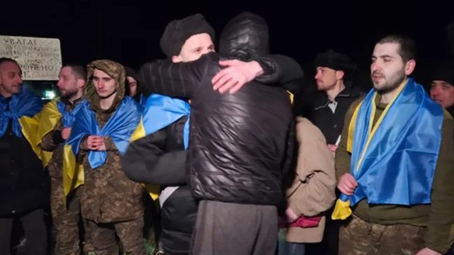 Ukraina dhe Rusia shkëmbejnë disa të burgosur…