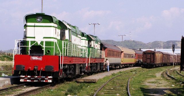 Një tren në Shqipëri ecën më 27…