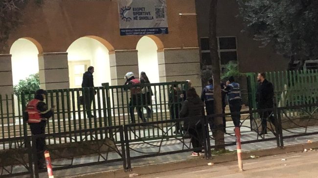 16-vjeçarët zihen me grushta brenda shkollës në…