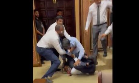 Dhunë në parlamentin e Maldiveve, deputeti bën…