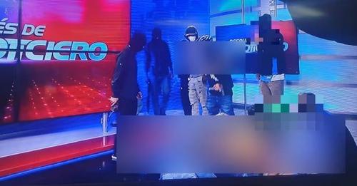 Banditë të armatosur hyjnë në studion televizive,…