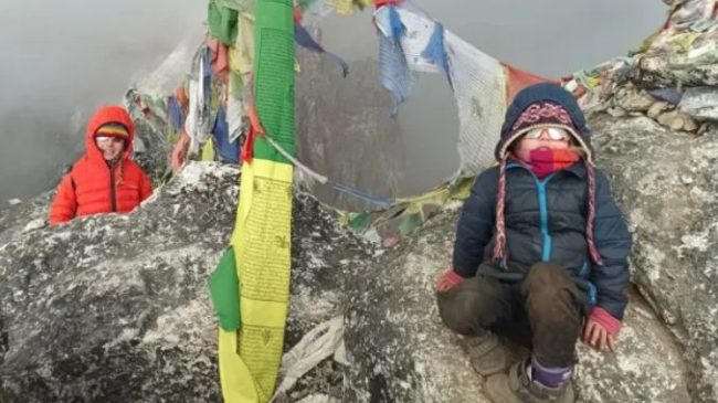 4-vjeçarja thyen rekordin, ngjit Everestin