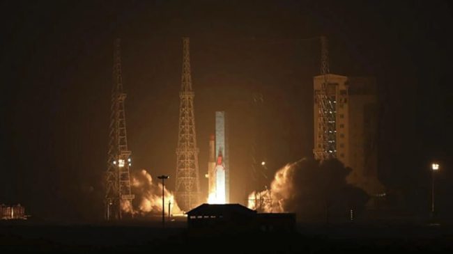Irani lëshon tre satelitë në orbitë në…