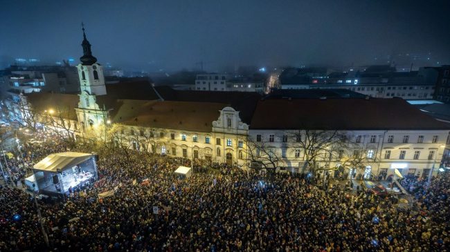 Mijëra njerëz protestojnë në Sllovaki: Mos e…