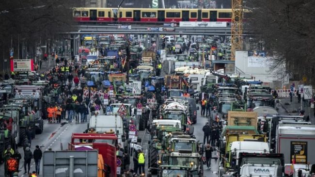 Fermerët rrethojnë Parisin dhe kërcënojnë me bllokadë