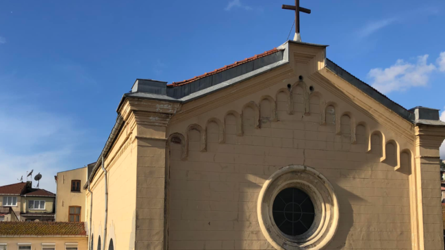 Sulm me armë gjatë meshës në kishën…
