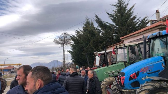 Fermerët nisin protestë me traktora dhe në…