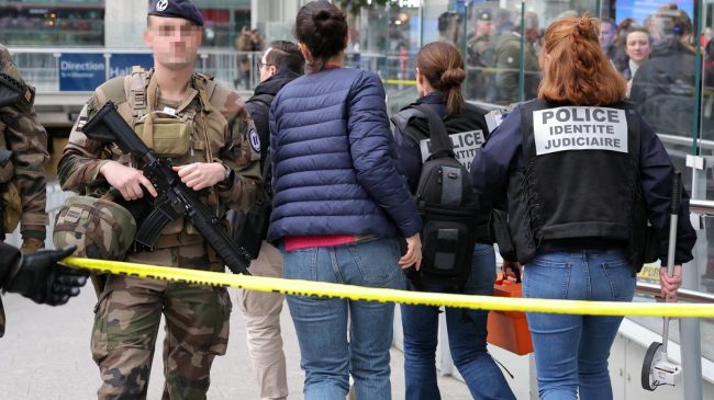Sulm me thikë në Paris, plagosen tre…