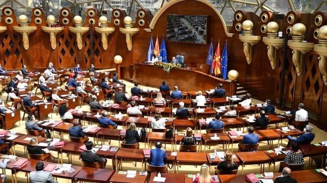 Kuvendi i Maqedonisë së Veriut shkarkon 2…