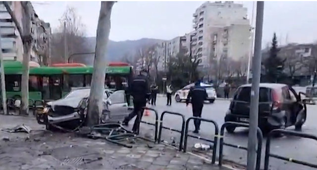 Aksident te Brryli, makina përplaset me pemën&hellip;