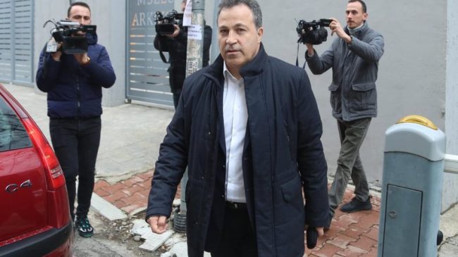 Niko Peleshi u bashkohet kolegëve, mbi dy&hellip;