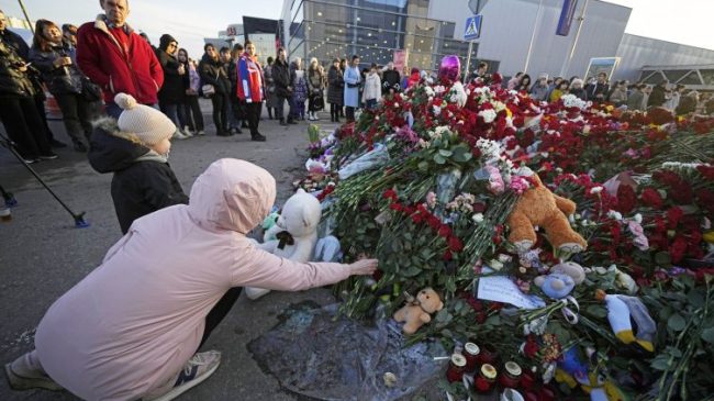 Sulmi në Moskë, 100 persona ende të…