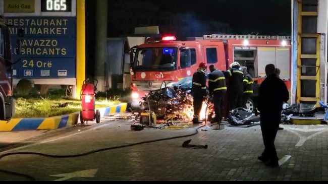 Makina përplaset me karburantin në autostradën Tiranë-Durrës
