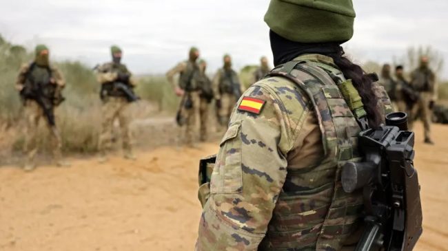 Ushtarët spanjollë ndryshojnë gjininë për paga më…