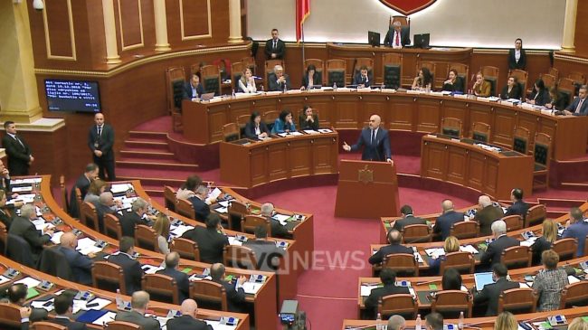 “Ata bëjnë sikur punojnë, ne bëjmë sikur&hellip;