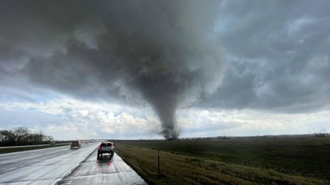 Dhjetëra tornado godasin SHBA-në, tre të lënduar