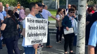Mësuesit protestojnë te Ministria e Arsimit për…