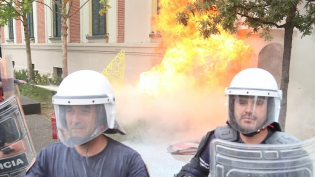 Këlliçi “arreston” Veliajn, protestuesit hedhin molotov drejt…
