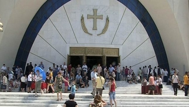 Kisha Orthodhokse kundër martesës së dy grave:…
