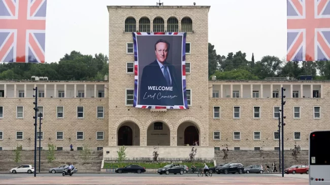 Vizita e Cameron në Tiranë, media britanike:…