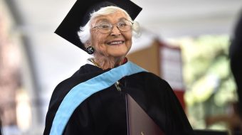 105 vjeçarja merr diplomën e masterit 83…
