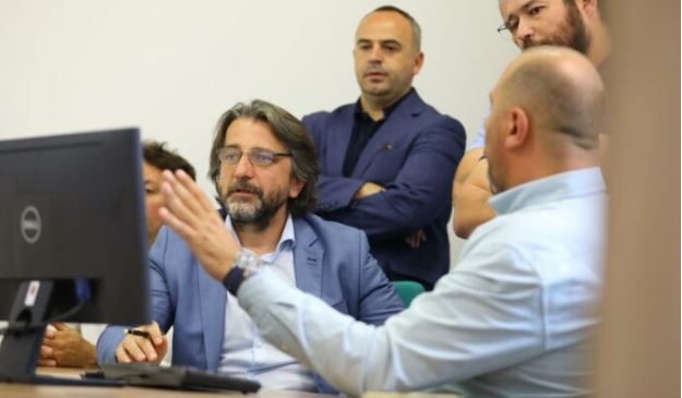 Rama u lutet bizneseve dhe administratës publike:&hellip;