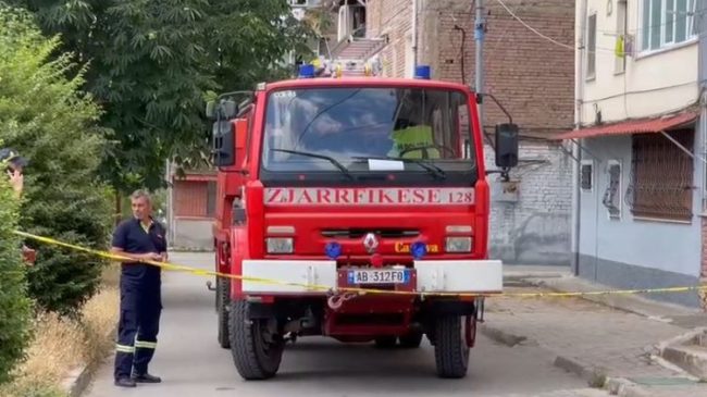 Korçë/ Gruaja lyen veten me benzinë dhe&hellip;