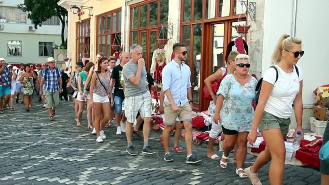 Turizmi ngadalëson, më pak të huaj vizituan&hellip;