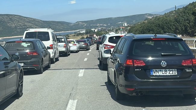 Trafik kilometrik në doganën e Morinës, shqiptarët&hellip;
