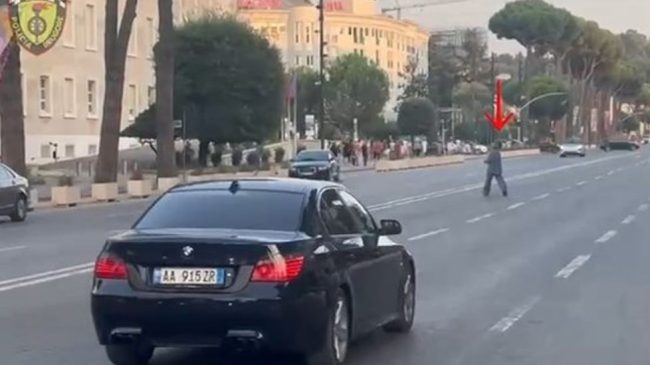 Shkelën rregullat e qarkullimit: Policia rrugore gjobit&hellip;