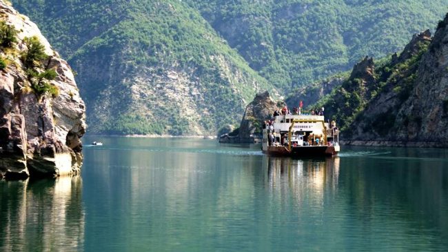 Mbytet turistja franceze në liqenin e Komanit