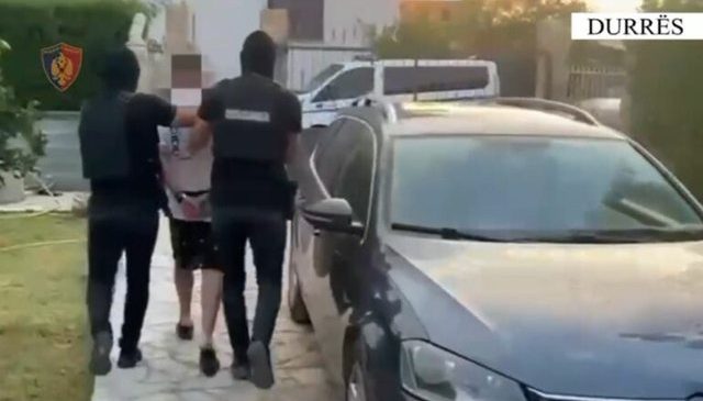 Plagosi kurshëririn e tij në Durrës, arrestohet&hellip;