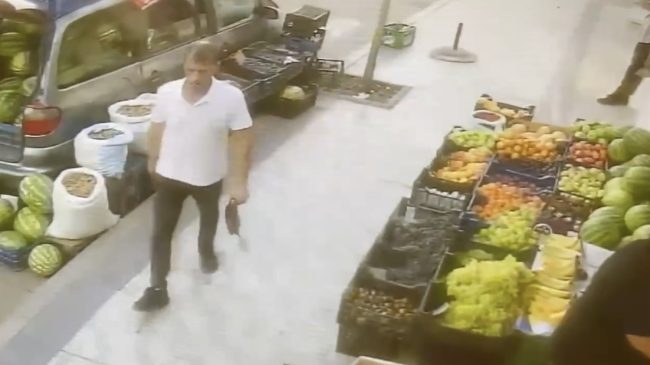Pamje të tjera! Egli del nga lokali&hellip;