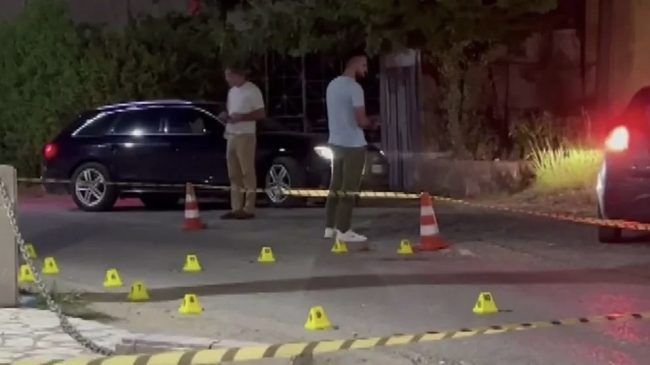 “Audi” i blinduar dhe pritë me kallashnikov:&hellip;