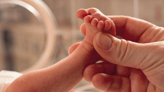 Nëna i kërkoi të braktiste foshnjen: E&hellip;