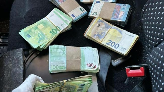 Policia kap 75,000 euro të padeklaruara nga&hellip;