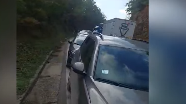 Dhjetra kamionë me mallra serbe drejt Kosovës-&hellip;