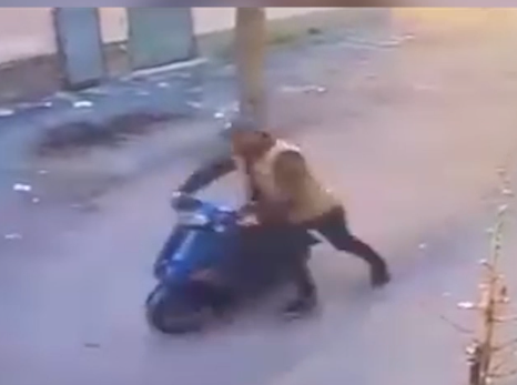 I vodhën motorin, korçari ultimatum hajdutit: Ktheje&hellip;