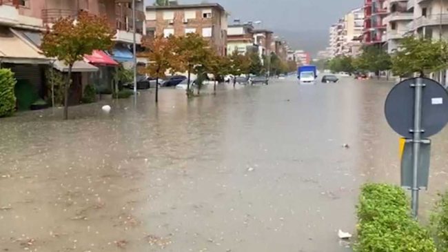 Pas përmbytjes Vlorën e ‘pushtojnë’ mushkonjat, qytetarët&hellip;