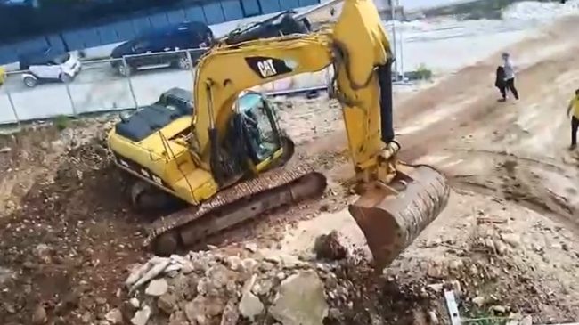 Banorët e Sarandës të ngujuar në pallat,&hellip;
