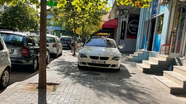 Parkimi i pazakontë në Yzberisht: BMW e&hellip;