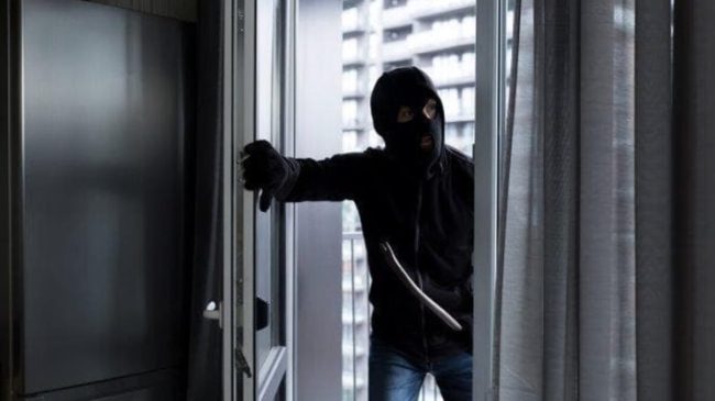 Grabiti 14 mijë euro në kërcënimin e&hellip;