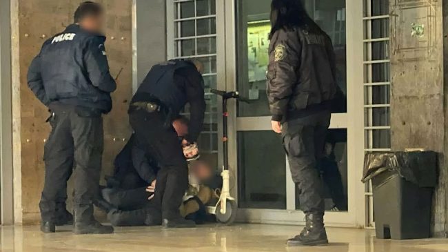 Trazira në Selanik, 35-vjeçari kërcënon se do&hellip;