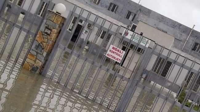Reshjet e shiut përmbytin burgun e Durrësit,&hellip;