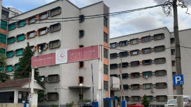 Sulmohet fizikisht një mjek në Spitalin Klinik&hellip;