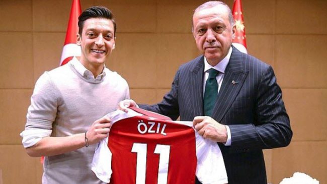 Nga futbolli në politikë, Ozil merr postin&hellip;