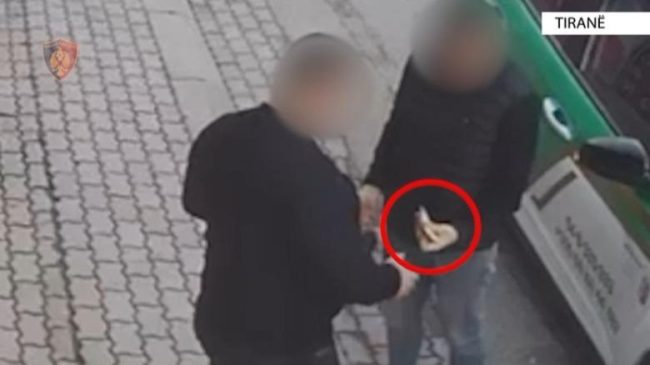 Zhvasin 6000 euro në emër të zyrtarit&hellip;