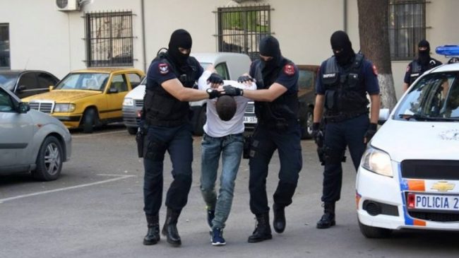 Kapet 33-vjeçari në kërkim për vjedhje dhe&hellip;