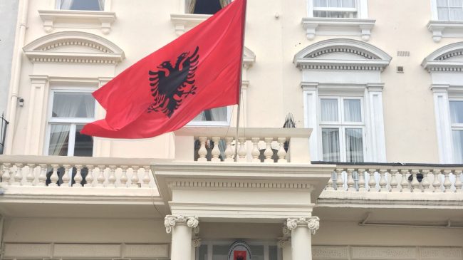 Ambasada shqiptare në Londër lë në pritje&hellip;