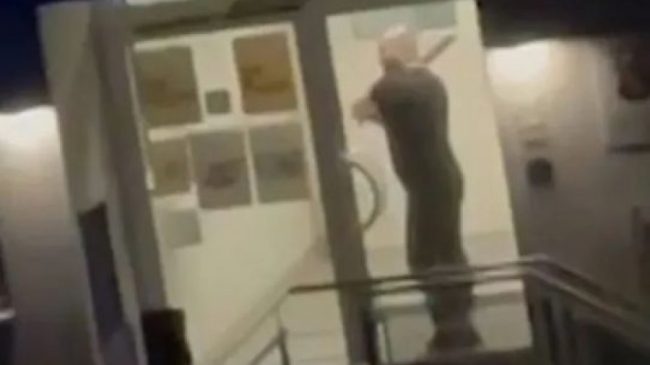 Tentoi të sulmonte policët me hanxhar, shqiptari&hellip;